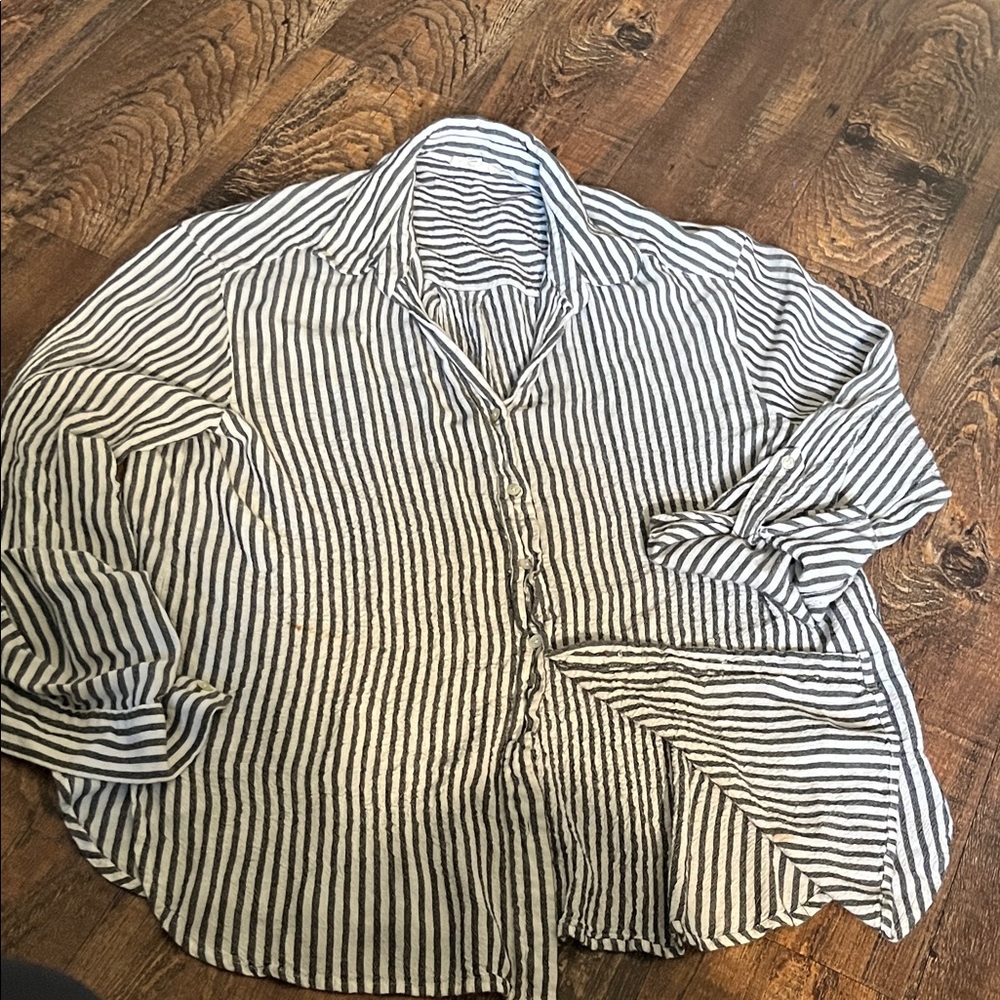 Incredibly Soft Beachy Like Button Down. Size L